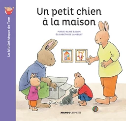 Un petit chien à la maison